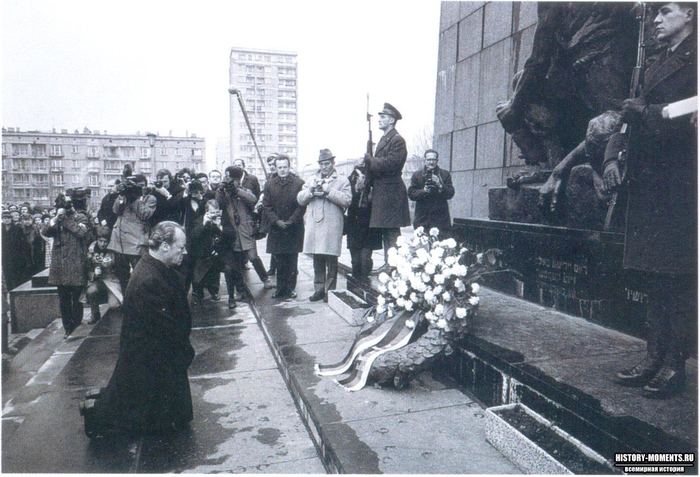 Вилли Брандт на коленях перед мемориалом Варшавского гетто в декабре 1970 г.