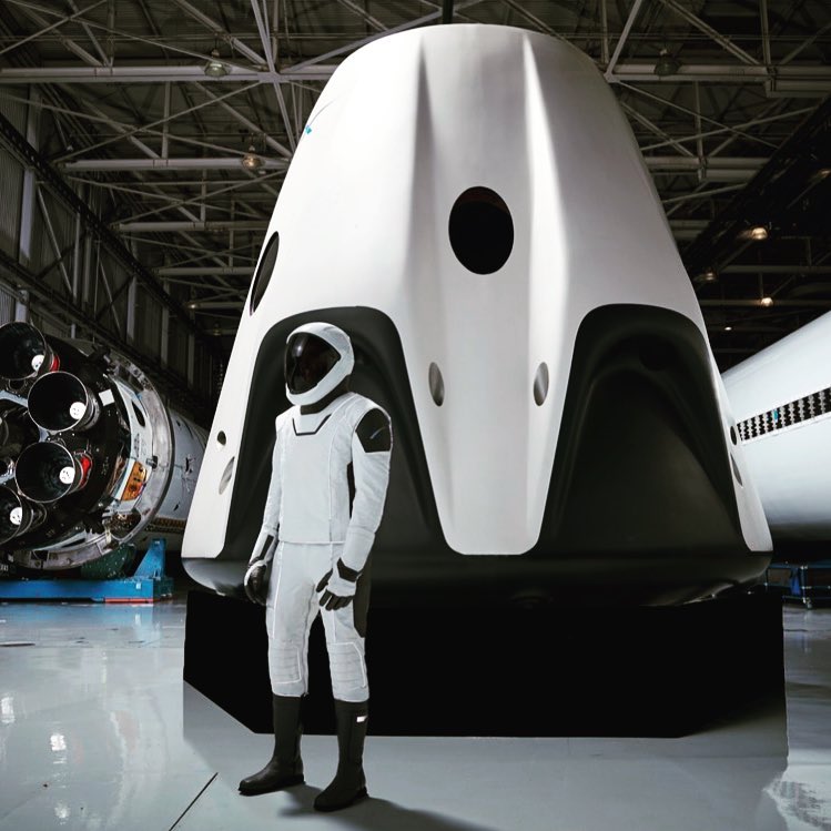 Скафандр SpaceX и корабль SpaceX Dragon V2