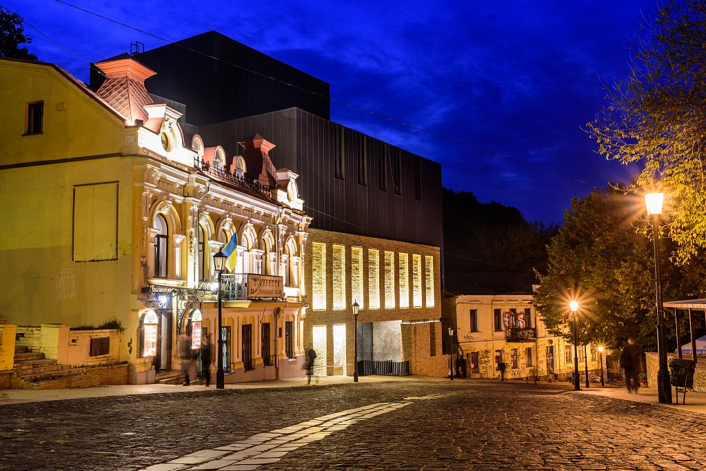 Киевский Театр на Подоле. Сарай, но ночью - чуть лучше