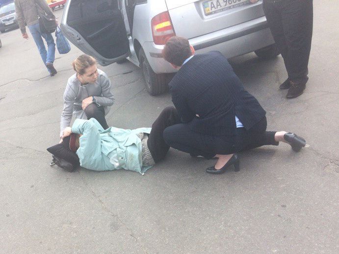 машина с Савченко сбила пешехода