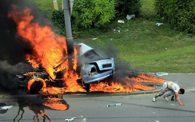 ДТП в Киеве. Водитель вылез из горящего автомобиля