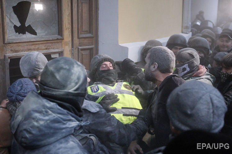саакашвилисты штурмуют Октябрьский дворец в Киеве